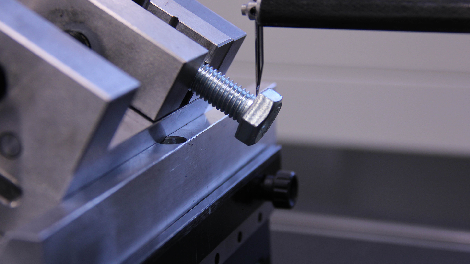 Contour Measuring Machine Measuring a Bolt Contour Measuring Machine Measuring a Bolt
