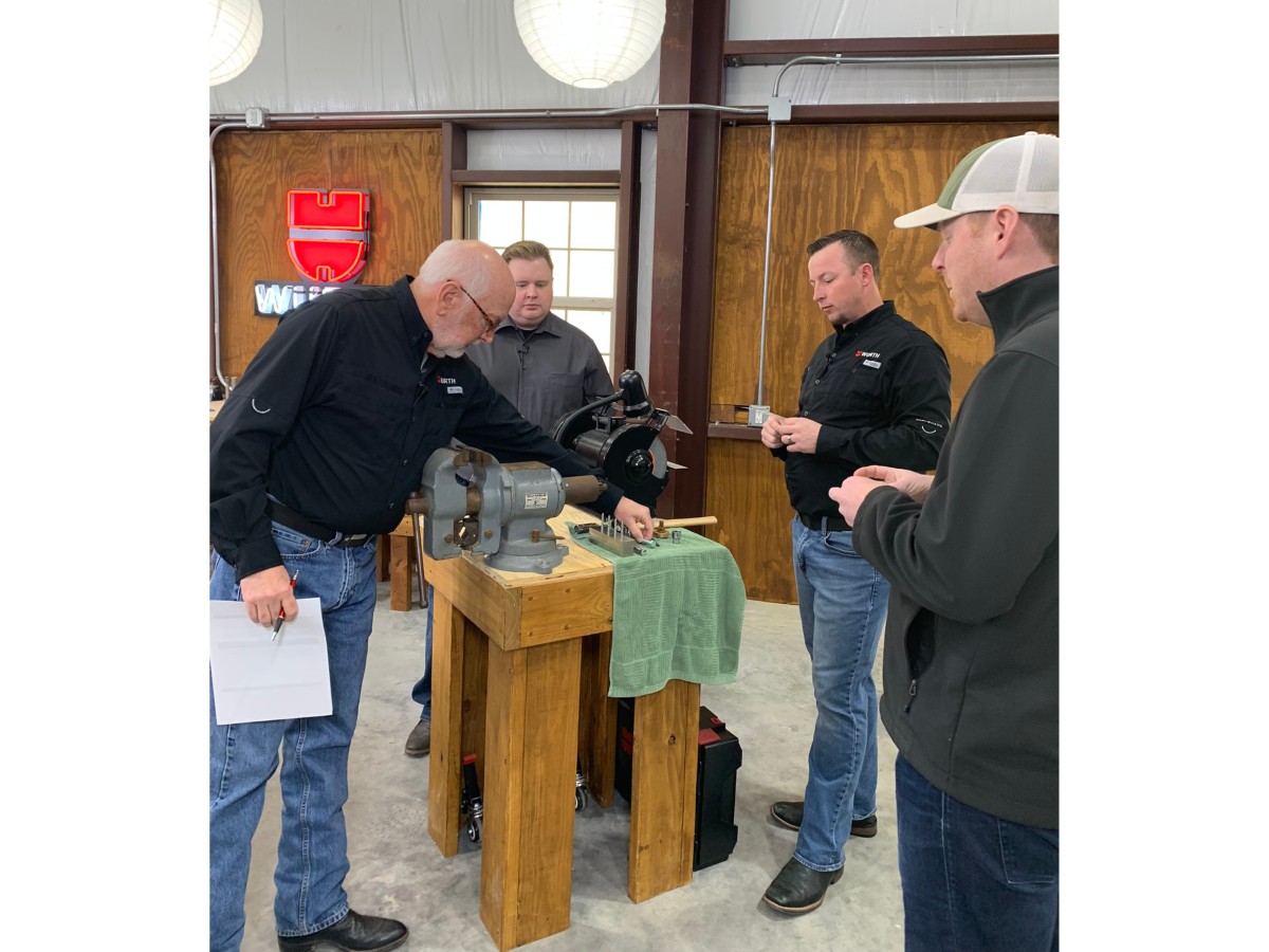 Randy and Aaron demonstrated the many uses of the b&m-TRIMNUT® in Episode 27.